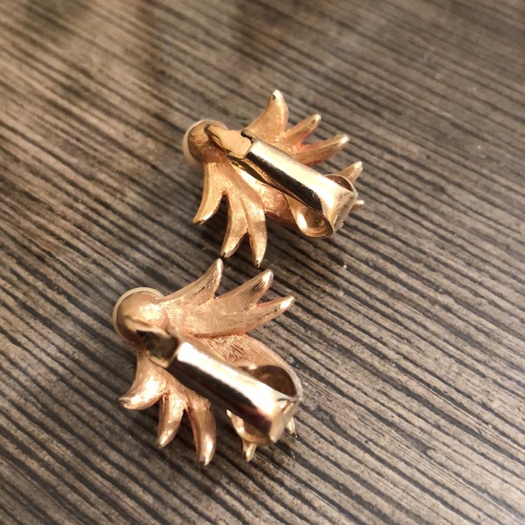 Vintage Pink, Gold & Faux Pearl Clip Earrings - Picture 8 of 14